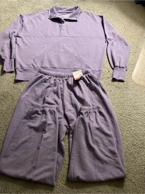 Woman’s large sweatsuit